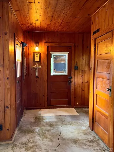 Entry Way - 659 E Pine St, Bourbon, MO 65441 photo 2 of 3