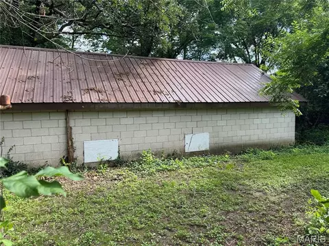Exterior - 659 E Pine St, Bourbon, MO 65441 photo 9 of 10