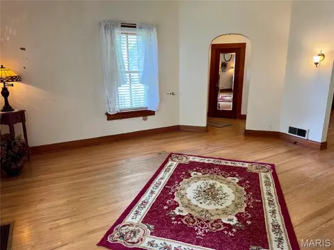 Living - 659 E Pine St, Bourbon, MO 65441 photo 5 of 6