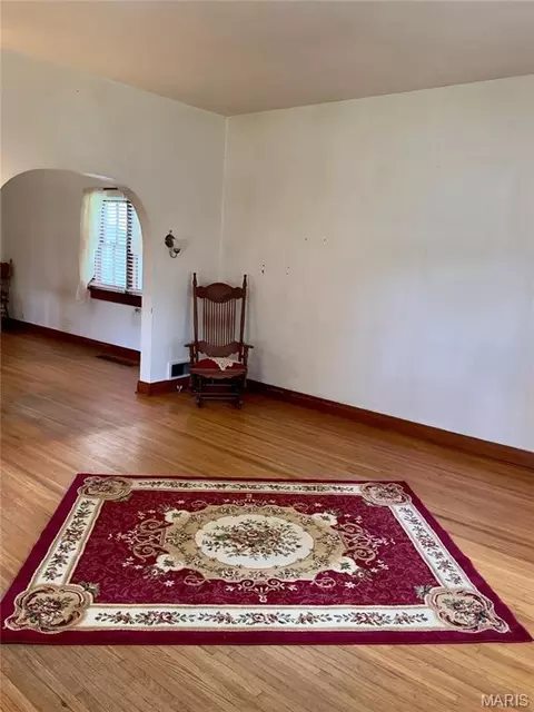 Living - 659 E Pine St, Bourbon, MO 65441 photo 4 of 6