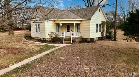 659 E Pine St, Bourbon, MO 65441