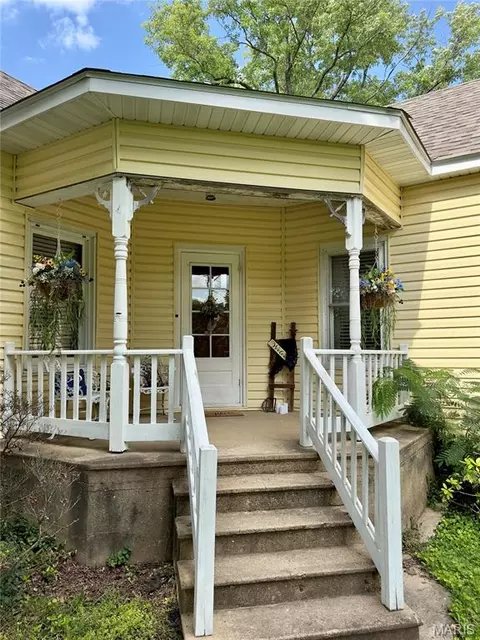 Exterior - 659 E Pine St, Bourbon, MO 65441 photo 3 of 10