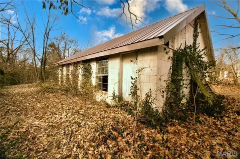 Exterior - 659 E Pine St, Bourbon, MO 65441 photo 3 of 3
