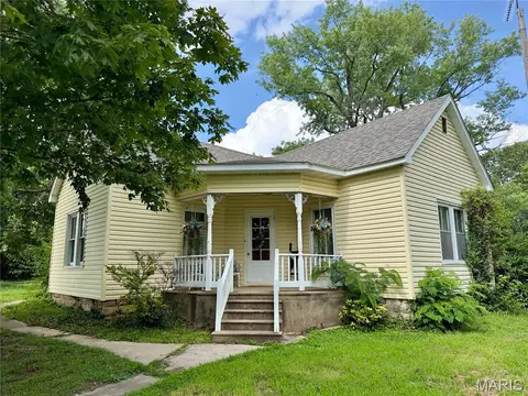 Exterior - 659 E Pine St, Bourbon, MO 65441 photo 2 of 10
