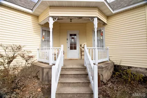 Exterior - 659 E Pine St, Bourbon, MO 65441 photo 2 of 3