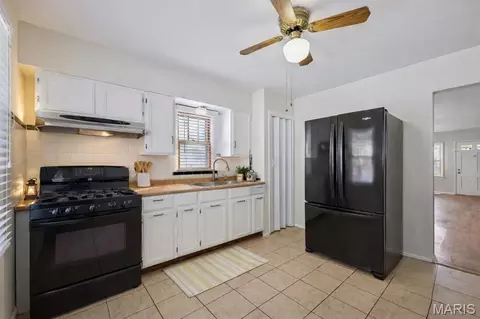 Kitchen - 5701 Arthur Ave, Saint Louis, MO 63139 photo 2 of 2