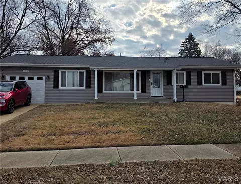 6702 Flowervale Dr, Hazelwood, MO 63042
