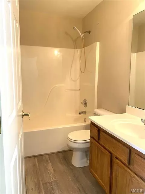 Bath - 2300 Willows Ct, Washington, MO 63090 photo 2 of 3
