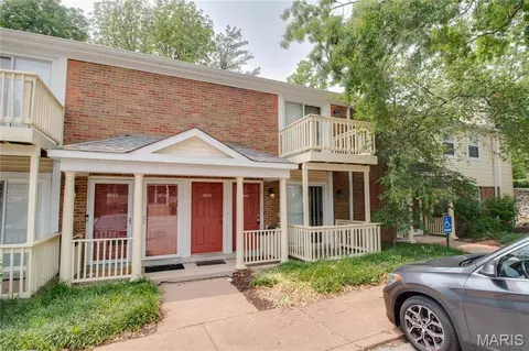 9041 N Swan Cir, Brentwood, MO 63144