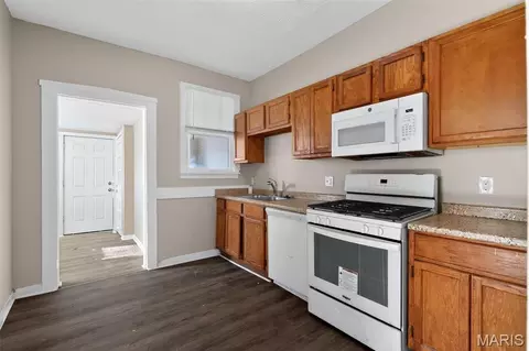 Entry Way - 3721 S Compton Ave, Saint Louis, MO 63118 photo 3 of 5