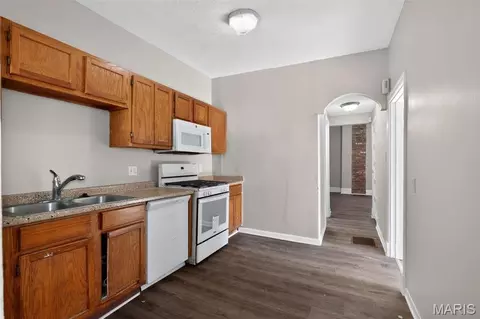 Entry Way - 3721 S Compton Ave, Saint Louis, MO 63118 photo 2 of 5