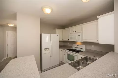 Kitchen - 6827 Eagles Landing Ct, Pacific, MO 63069 photo 3 of 3