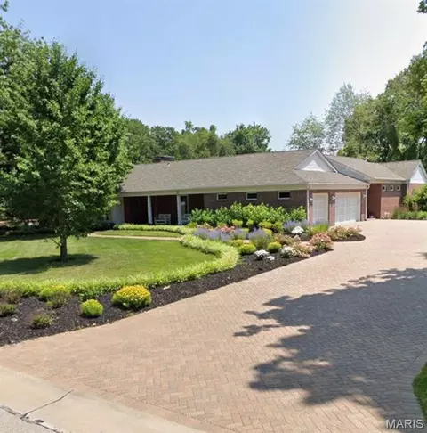 70 E Ladue Estates Dr, Creve Coeur, MO 63141
