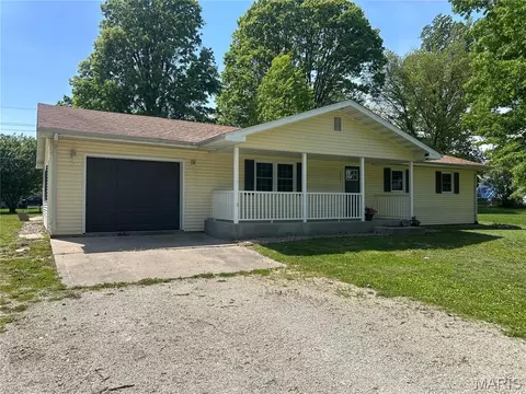 1121 Brooklane Dr E, Carrollton, IL 62016
