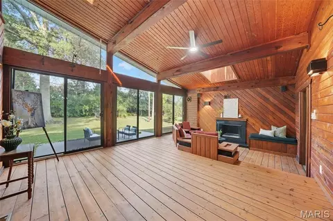 31 Bon Hills Dr, Saint Louis, MO 63132