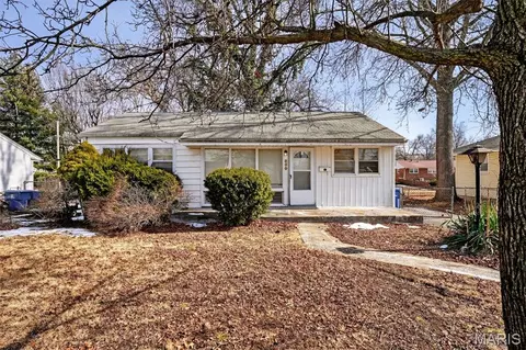 860 Saint Brendan Ln, Florissant, MO 63031