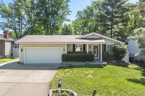 32 Oak Knoll Dr, Saint Peters, MO 63376