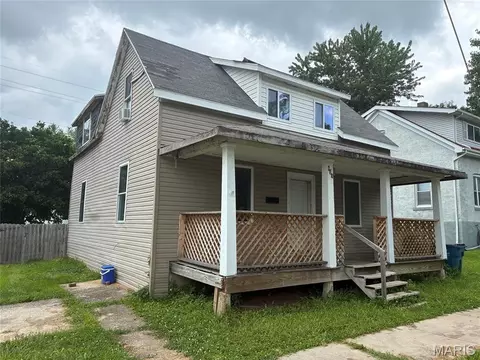 601 8th St, Highland, IL 62249