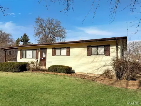 2325 Pheasant Dr, Florissant, MO 63031