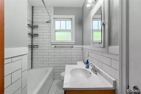 Bath - 305 Williams St, Washington, MO 63090 photo 1 of 4