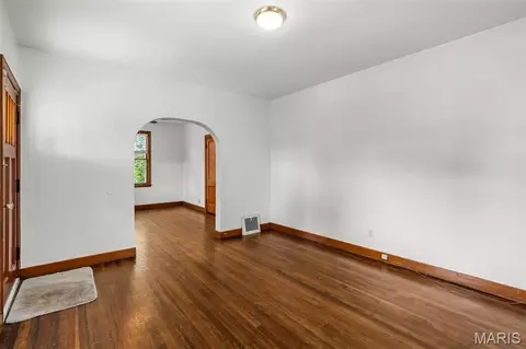 Living - 305 Williams St, Washington, MO 63090 photo 2 of 3
