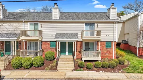 9117 N Swan Cir, Saint Louis, MO 63144