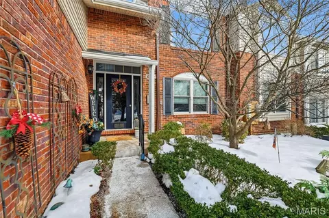 604 Pine Ridge Trails Ct #202, Ballwin, MO 63021