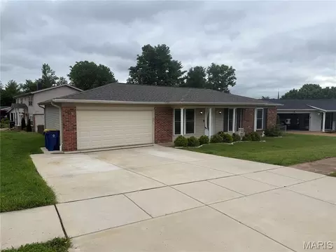 6540 Towne Woods Dr, Oakville, MO 63129