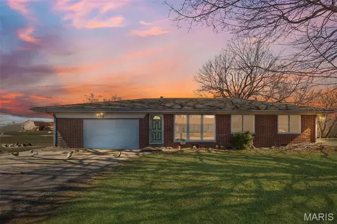 112 Freedom Dr, Belleville, IL 62226