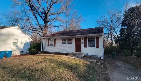236 Estridge Rd, Saint Louis, MO 63137