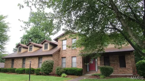 9 Brian Dr, Swansea, IL 62226
