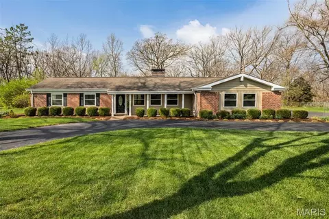 27 Chesterton Ln, Chesterfield, MO 63017