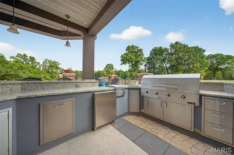 Kitchen - 27499 Franklin Rd, Wright City, MO 63390 photo 9 of 11
