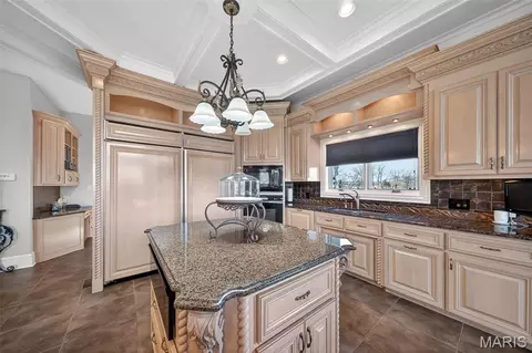 Kitchen - 27499 Franklin Rd, Wright City, MO 63390 photo 6 of 11