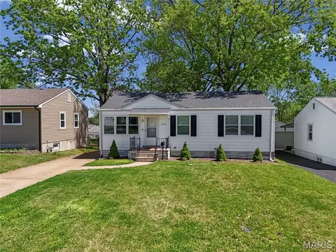 9524 Starboard Dr, Saint Louis, MO 63123