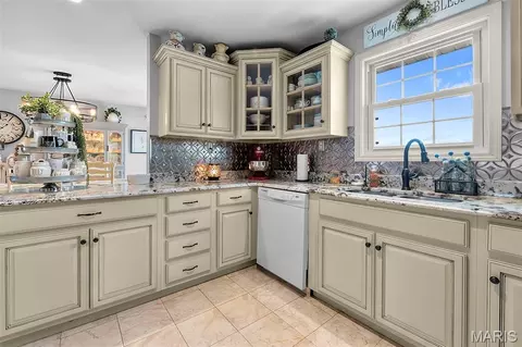 Kitchen - 2003 Madison 208, Fredericktown, MO 63645 photo 3 of 4
