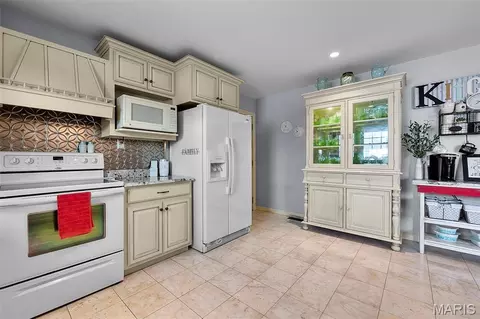 Kitchen - 2003 Madison 208, Fredericktown, MO 63645 photo 4 of 4