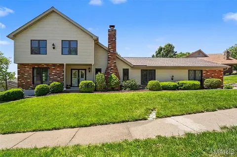 5022 Amber Place Dr, Saint Louis, MO 63128