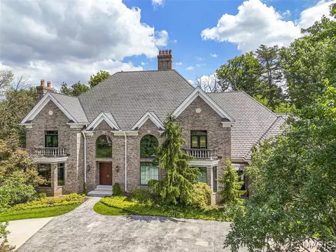 14 Ballantrae Ct, Frontenac, MO 63131