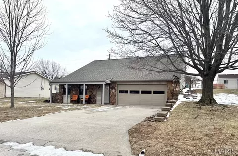 4250 Sunburst Dr, Hannibal, MO 63401