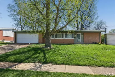 1680 Horseshoe Dr, Florissant, MO 63033