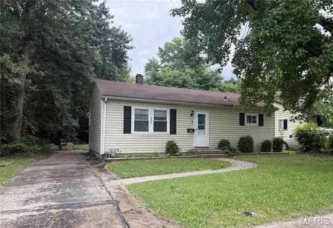 636 Royal Heights Rd, Belleville, IL 62226