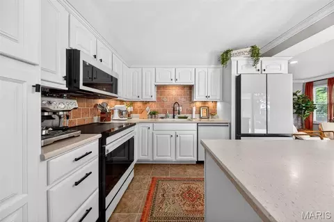 Kitchen - 693 Rustic Valley Dr, Ballwin, MO 63021 photo 3 of 4