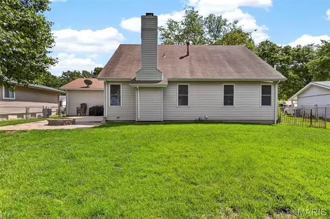 Exterior - 693 Rustic Valley Dr, Ballwin, MO 63021 photo 5 of 7
