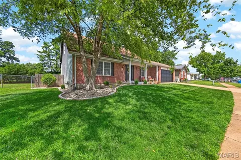 Exterior - 693 Rustic Valley Dr, Ballwin, MO 63021 photo 2 of 7