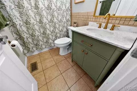 Bath - 693 Rustic Valley Dr, Ballwin, MO 63021 photo 2 of 4