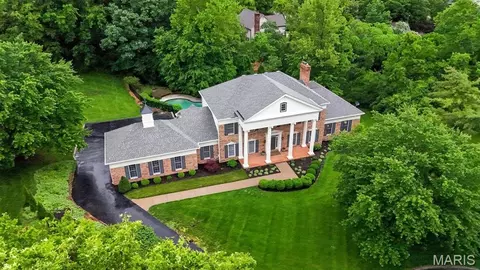 1 Delvin Ct, Saint Louis, MO 63141
