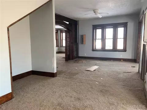 Living - 325 Iris Ct, Saint Clair, MO 63077 photo 2 of 9