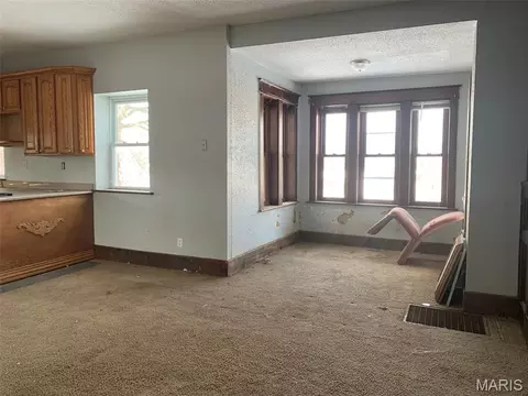 Living - 325 Iris Ct, Saint Clair, MO 63077 photo 6 of 9
