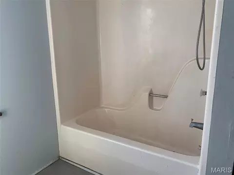 Bath - 325 Iris Ct, Saint Clair, MO 63077 photo 2 of 3